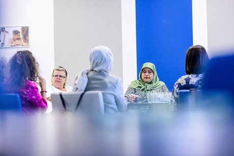 Eine Gruppe türkischer Frauen in einem Seniorenheim in Oberhausen, NRW. Sie sitzen gemeinsam an einem Tisch. Manche der Frauen tragen ein Kopftuch. 