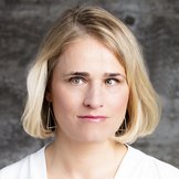 Das Portraitfoto zeigt VdK-Präsidentin Verena Bentele vor einem grauen Hintergrund.