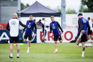 Blick ins Trainingslager zur Vorbereitung UEFA EURO 2024 Deutschland: Toni Kroos und Joshua Kimmich dehnen sich im Trainingslager zur Vorbereitung auf die UEFA EURO 2024 Deutschland. 