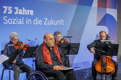 Die Musikerinnen und Musiker von Utopia auf der Bühne bei der VdK-Veranstaltung.