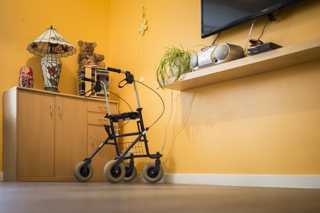 Ein Rollator steht in einem Raum in einer Pflegeeinrichtung