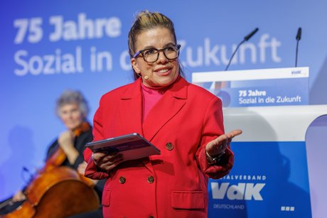 Ninia LaGrande auf der Bühne beim VdK-Festakt