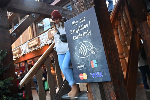 Nur Kartenzahlung Schild vor einer Treppe von einem Restaurant mit dem Hinweis "Hier nur bargeldlos, nur Kartenzahlung, kein Bargeld"
