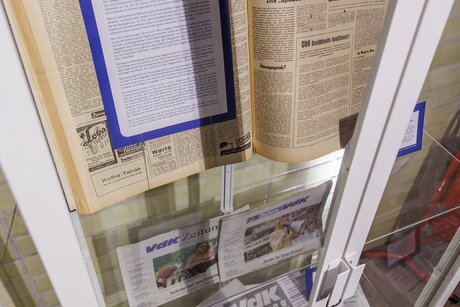 Vitrine mit ausgestellter Ausgabe der VdK-Verbandszeitung "Die Fackel" von 1950.