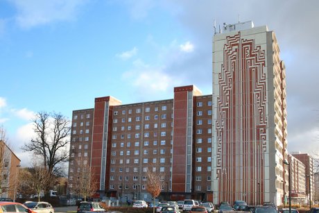 Das Foto zeigt einen Plattenbau an der Neustrelitzer Straße in Neubrandenburg. Eine Seite hat eine ungewöhnlich gestaltete Fassade.