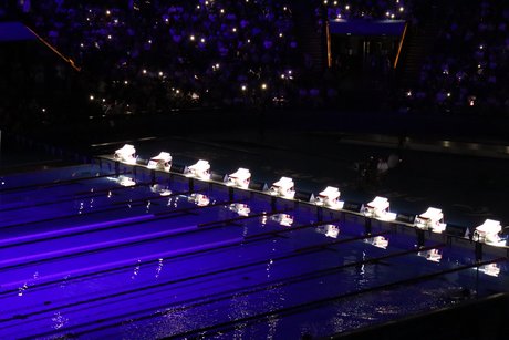 Beleuchtete Startblöcke am Schwimmbecken 