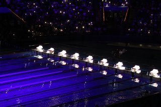 Beleuchtete Startblöcke am Schwimmbecken 