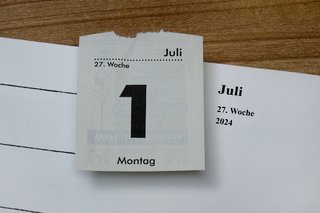 Ein abgerissenes Tageskalender-Blatt mit der Aufschrift "Montag, 1. Juli 2024".
