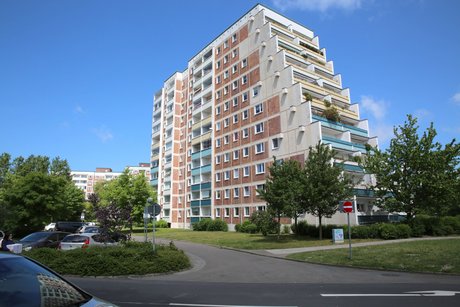 Das Foto zeigt das sogenannte "Terassenhaus" in Rostock-Evershagen, einen Plattenbau, dessen eine Seite terassenförmig angelegte Balkone hat.