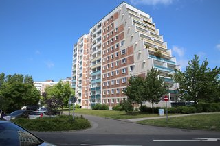 Das Foto zeigt das sogenannte "Terassenhaus" in Rostock-Evershagen, einen Plattenbau, dessen eine Seite terassenförmig angelegte Balkone hat.