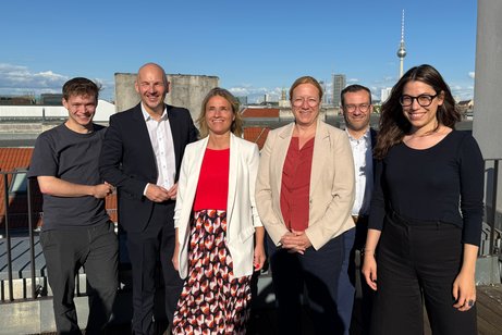 Gruppenfoto VdK Parlamentarischer Abend 2026 Gruppenfoto mit Timon Dzienus (Bündnis 90/Die Grünen), Marc Biadacz (CDU/CSU), Verena Bentele (Präsidentin VdK Deutschland), Dagmar Schmidt (SPD), Jonas Fischer (Abteilungsleiter Sozialpolitik VdK Deutschland) und Cansin Köktürk (Die Linke).