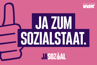 Motiv der VdK-Aktion Jasozial: Grafik in rosa und lila. Zu sehen ist eine Hand, die das "Daumen hoch"-Zeichen macht, und der Schriftzug "Ja zum Sozialstaat"