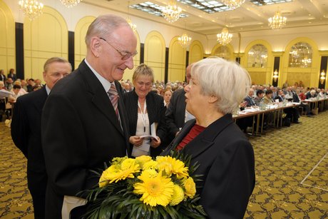 Walter Hirrlinger gratuliert Ulrike Mascher zur Wahl