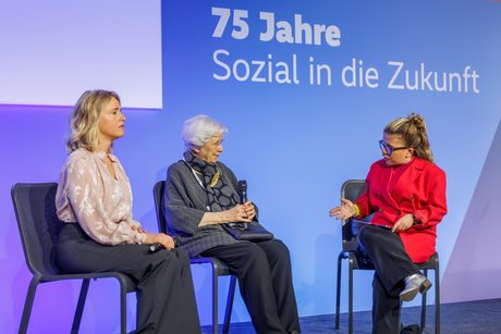 Auf der Bühne beim VdK-Festakt sitzen nebeneinander Verena Bentele, Ulrike Mascher und Ninia LaGrande