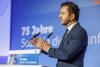 Felix Banaszak, Bundesvorsitzender Bündnis 90/DIE GRÜNEN, steht am Rednderpult und spricht.