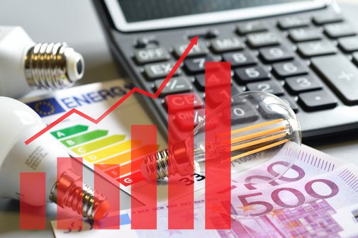 Inflation und steigende Kosten Die Bildcollage zeigt einen Taschenrechner, Glühbirnen, Geldscheine und darüber gelegt einen Graphen mit steigenden roten Balken als Symbol für steigende Preise, vor allem für Energie