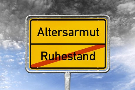 Schild Alterarmut, darunter Ruhestand durchgestrichen, 