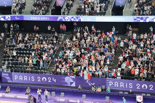 Zuschauerinnen und Zuschauer auf einer Tribüne bei den paralympischen Sommerspielen 2024.