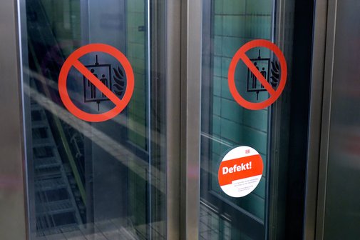 Fehlende Barrierefreiheit Ein Aufzug der Deutschen Bahn, der wegen eines Defektes außer Betrieb ist, ein Aufkleber weist auf den Defekt hin.