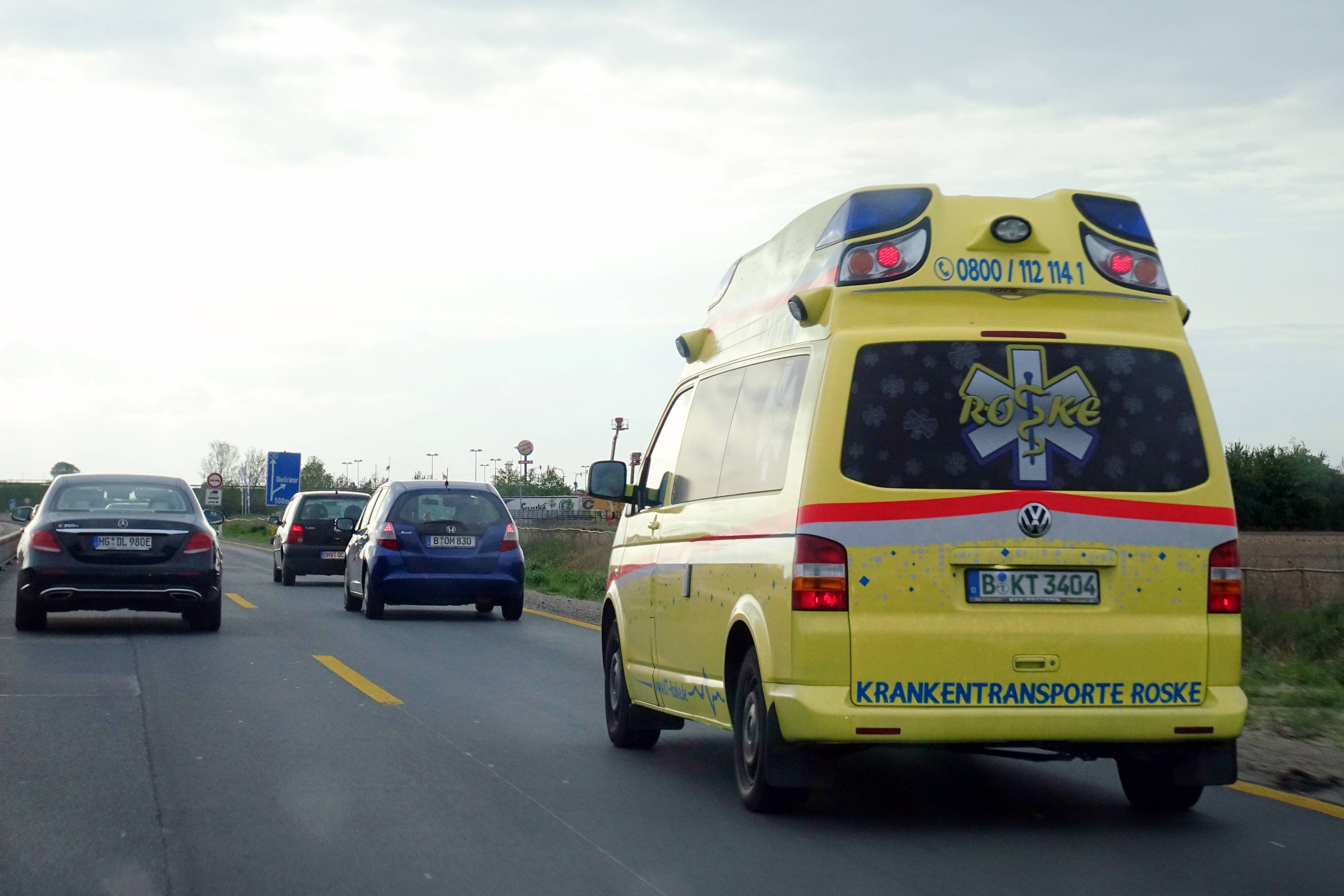 Ein Krankentransport-Fahrtzeug eines privaten Anbieters fährt auf einer Autobahn. 