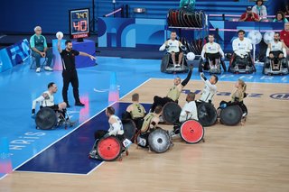 Das deutsche Rollstuhlrugby-Team in der Halle beim Turnier gegen Frankreich.