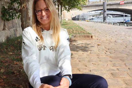 Anja Renner sitzt am Ufer der Seine.