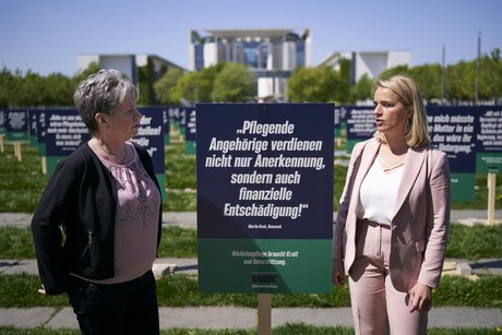 Verena Bentele und eine pflegende Angehörige bei der Nächstenpflege-Demo ohne Menschen