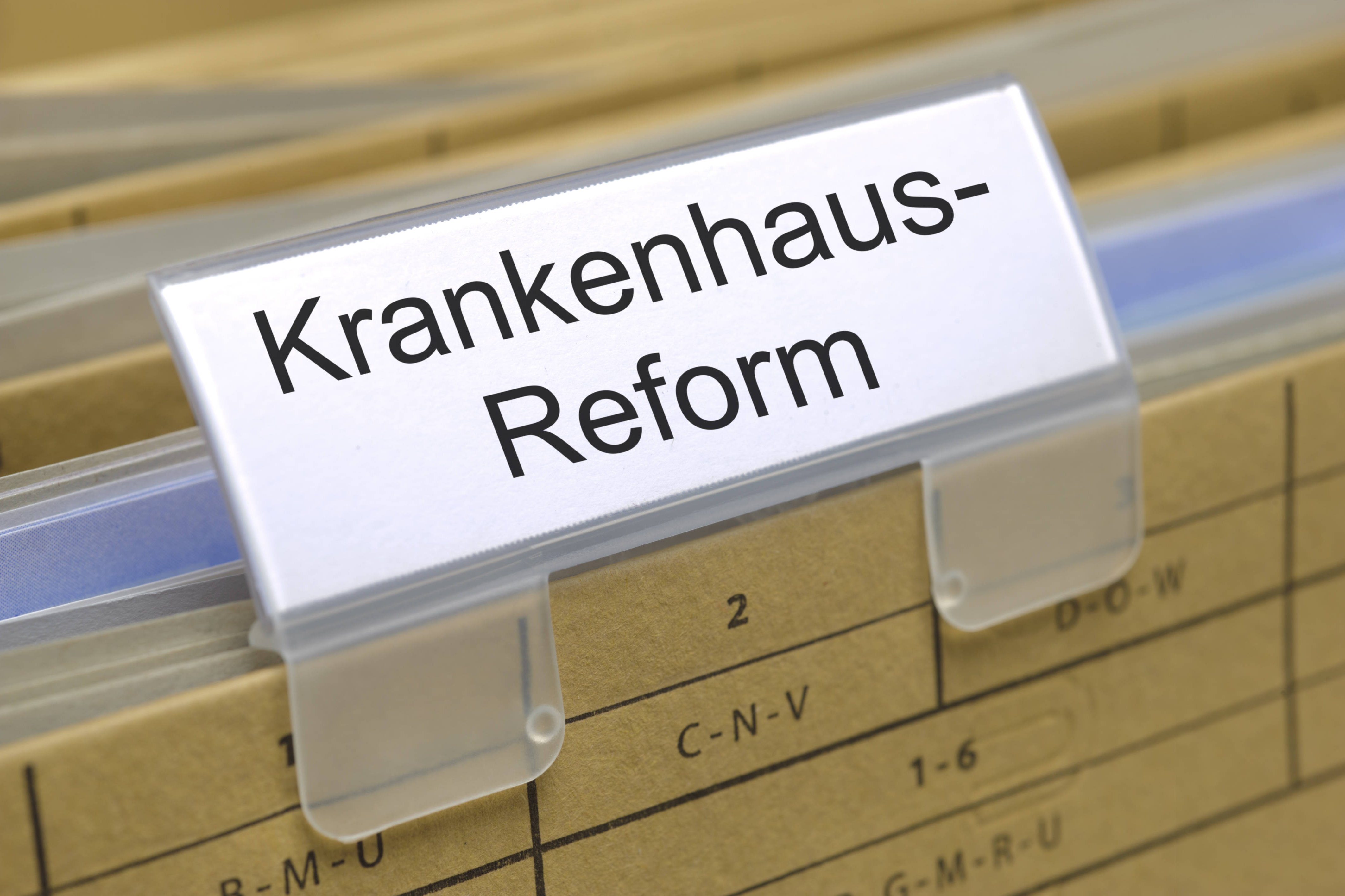 Hängende Akten in einem Hängeregister, ob ein Schildchen mit der Beschriftung "Krankenhaus-Reform"