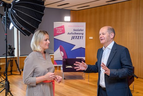 VdK-Präsidentin Verena Bentele im Gespräch mit Olaf Scholz