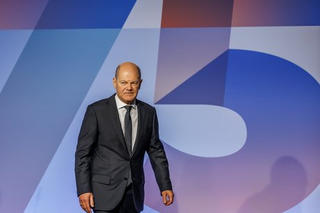 Olaf Scholz vor dem Bühnehintergrund des VdK-Festakts, auf den eine überdimensionierte 75 gedruckt ist.