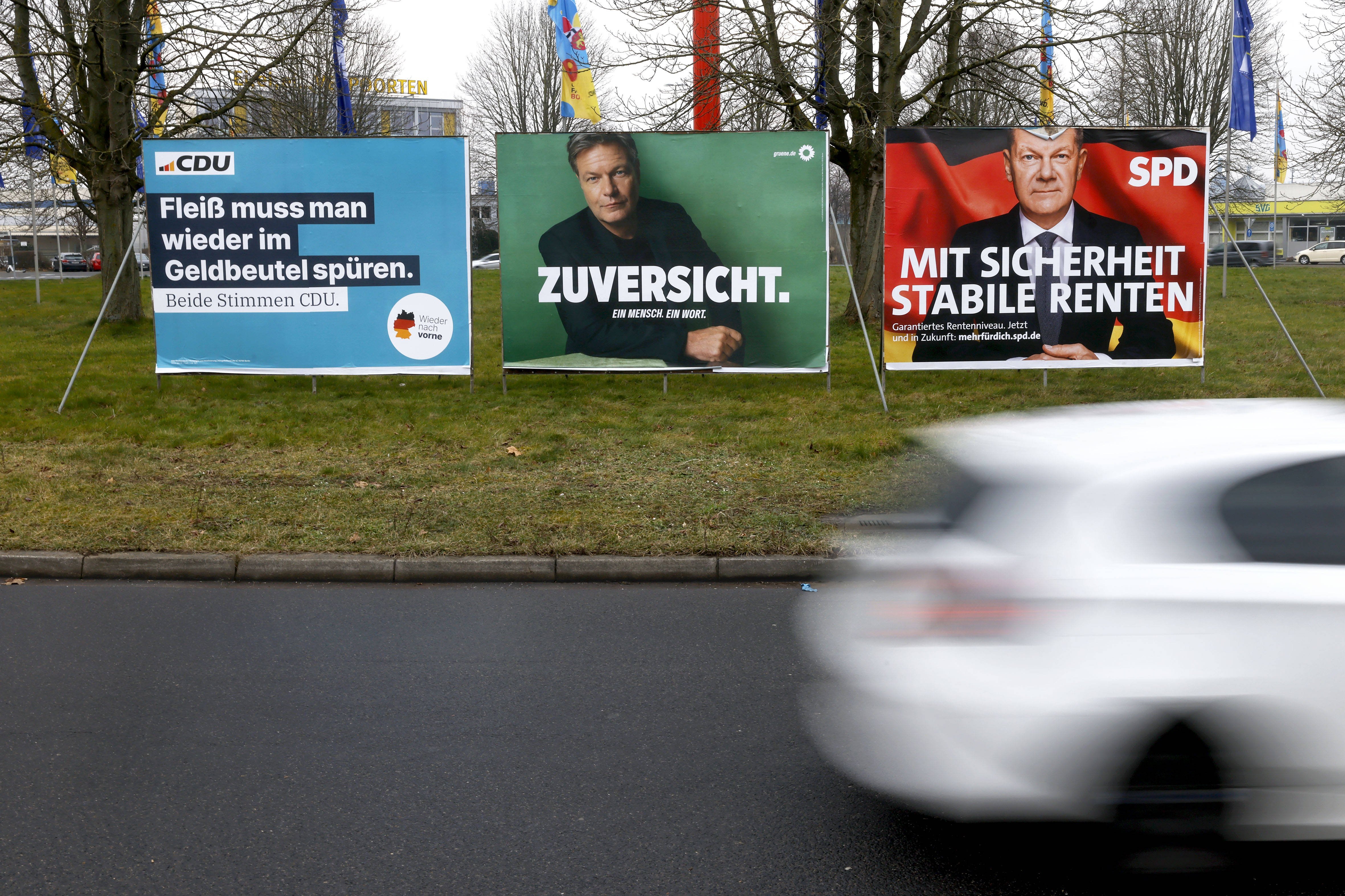 Wahlplakate von CDU, Grünen und SPD stehen auf einem Kreisverkehr