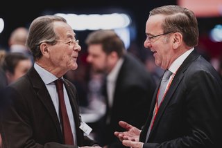 Boris Pistorius (SPD, rechts im Bild), Bundesminister der Verteidigung, und Franz Müntefering (links), aufgenommen im Rahmen des Bundesparteitags der Sozialdemokratischen Partei Deutschland (SPD) in Berlin, 09.12.2023.