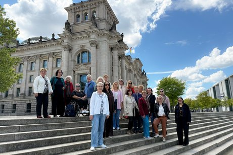 VdK-Bundesfrauenkommission Gruppenfoto: Die VdK-Bundesfrauenkommission steht auf den Stufen vor dem Bundestag in Berlin.