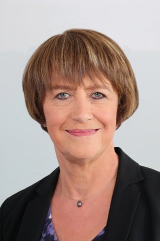 Das Portraitfoto zeigt Doris Pfeiffer, Vorstandsvorsitzende GKV-Spitzenverband 