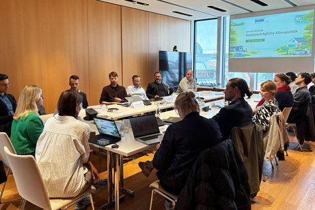 Klima-Workshop VdK 2026 Teilnehmende des Kick-off-Workshops Klima im Mai 2026 in Berlin sitzen an einem Konferenztisch, auf einer Leinwand wird eine Präsentation gezeigt.