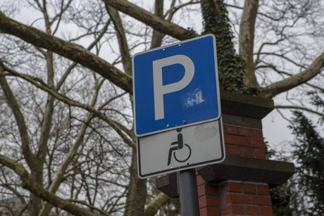 Ein Schild, das einen Behindertenparkplatz ausweist.