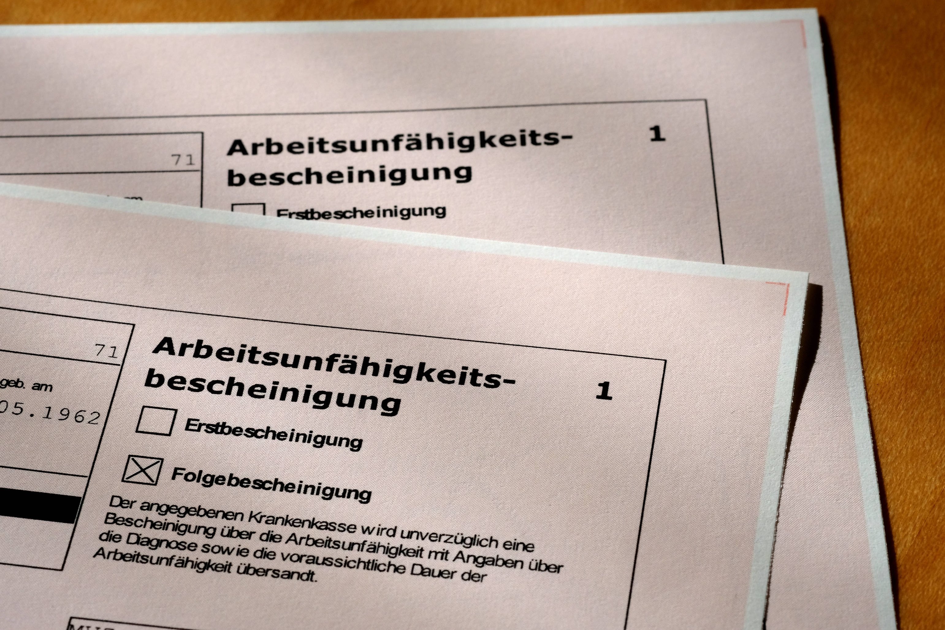 Eine Arbeitsunfähigkeitsbescheinigung vom Hausarzt, auf der "Folgebescheinigung" angekreuzt ist