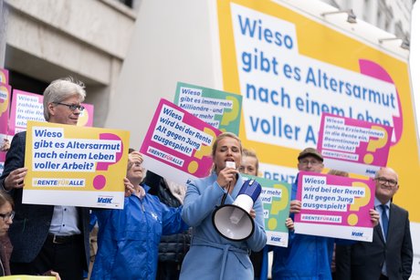 Auftakt zur Renten-Kampagne vor der Bundesgeschäftsstelle in Berlin