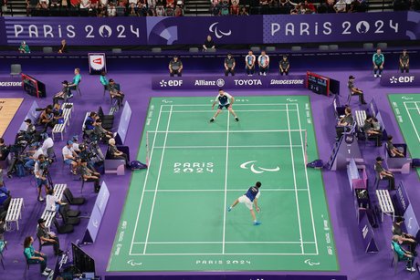 Zwei Männer beim Einzel-Wettkampf im Badminton schlagen den Ball hin und her.