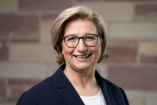 Das Portraitfoto zeigt Anke Rehlinger, Ministerpräsidentin des Saarlandes