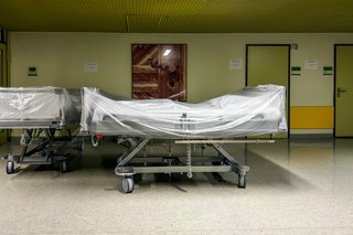  Leere Krankenhausbetten in einem Klinikflur, abgedeckt mit einer Folie. Symbolbild die Krankenhausreform im deutschen Gesundheitssystem und der Krankenhauspolitik.