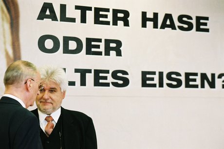 Walter Hirrlinger und Albrecht Engel, Geschäftsführer des VdK Bayern, vor dem Plakat „Alter Hase oder altes Eisen?“