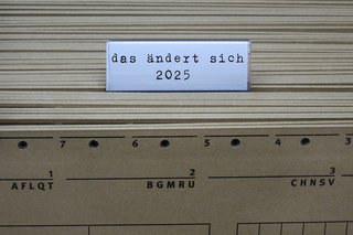 Ein Hängeregister mit Akten, darüber ein Etikett "Das ändert sich 2025"