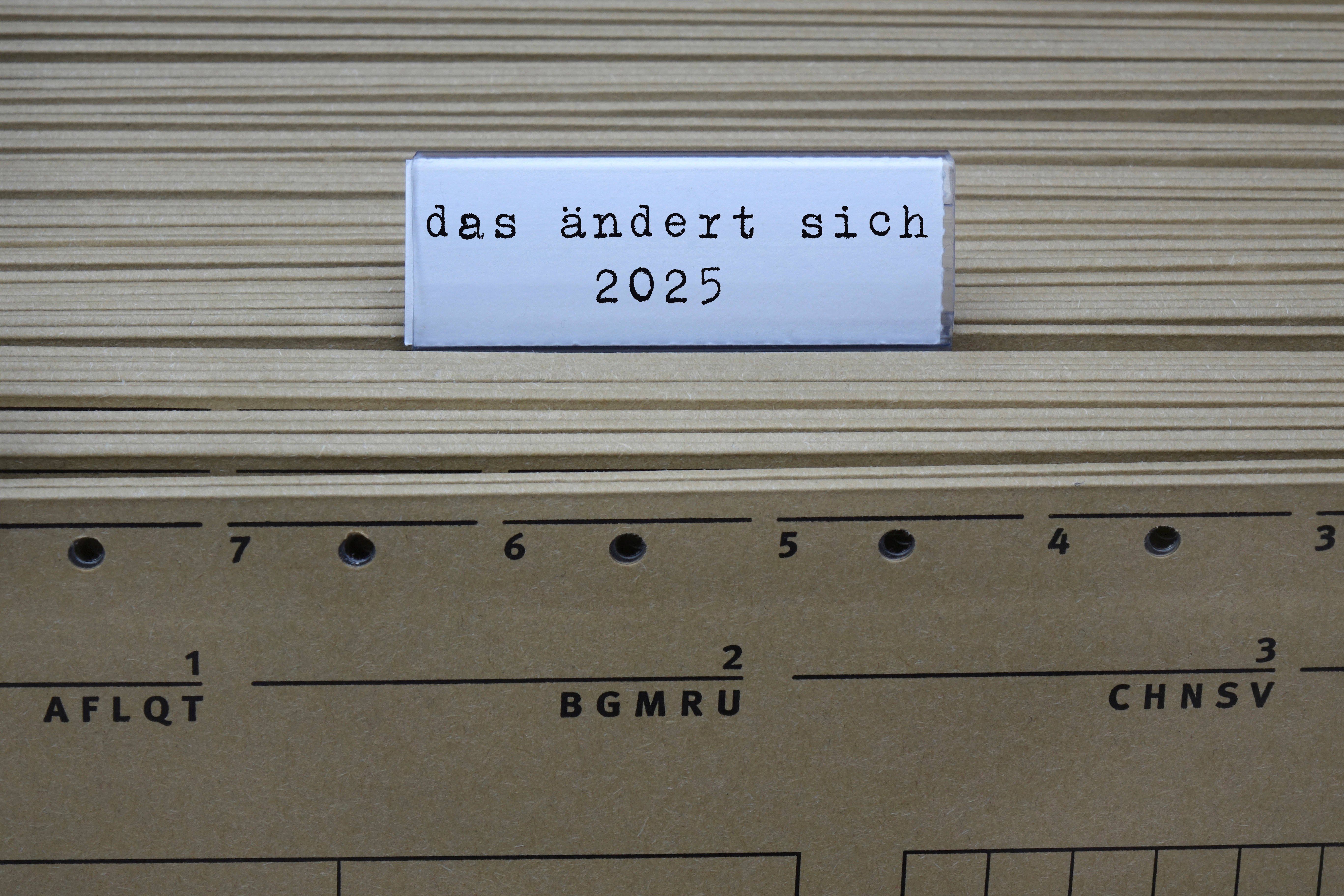 Ein Hängeregister mit Akten, darüber ein Etikett "Das ändert sich 2025"