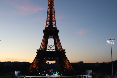 Der Pariser Eiffelturm in der Abenddämmerung