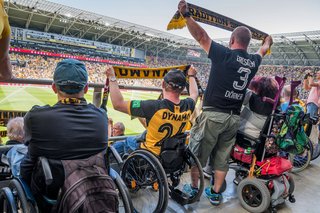 Fans im Rollstuhl im Fußballstadion, hier bei einem Spiel von Dynamo Dresden gegen den FC Erzgebirge Aue