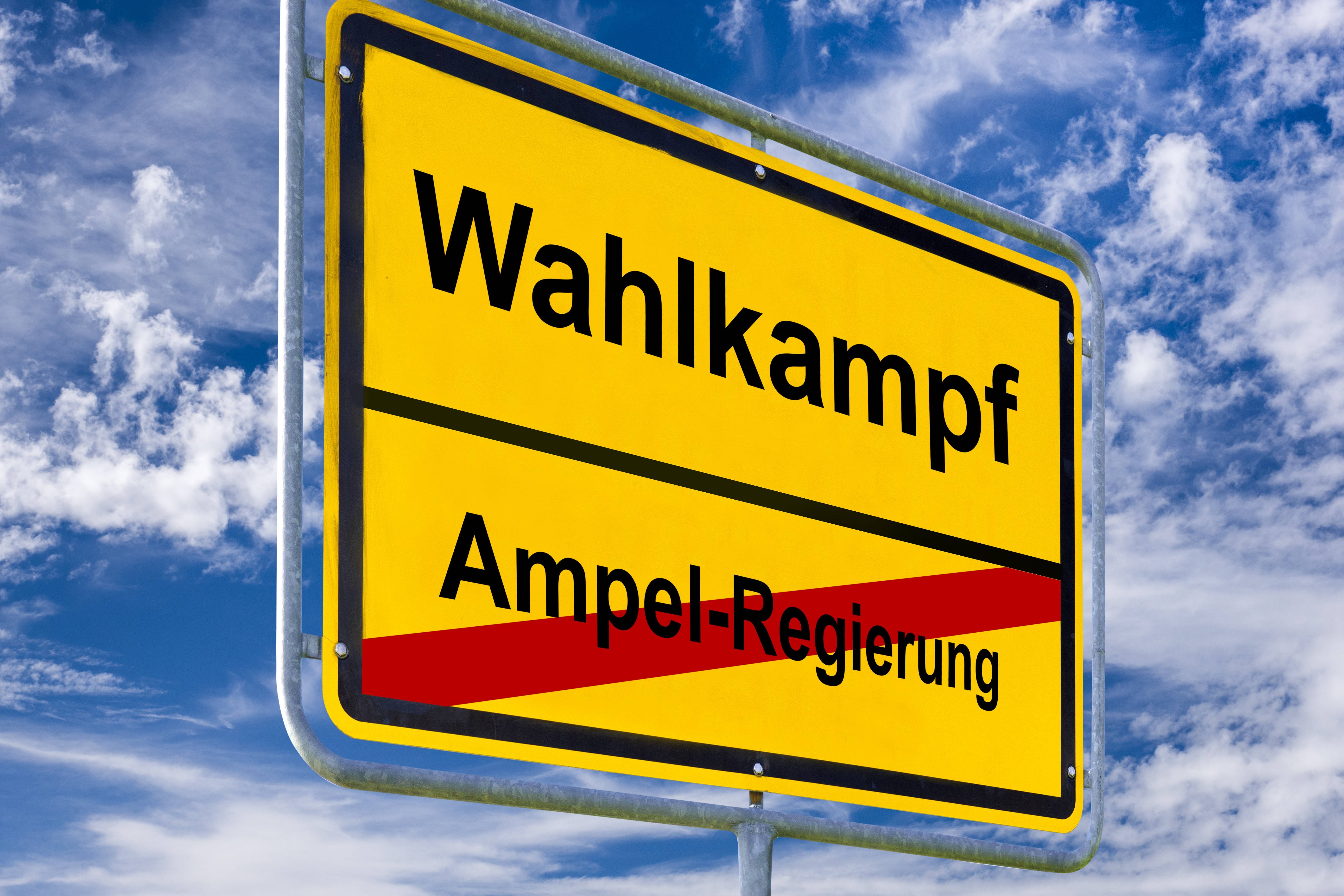 Wahlkampf nach der Ampel-Regierung Ein Ortsschild vor weiß-blauem Himmel ist beschriftet mit Ampel-Regierung und Wahlkampf.