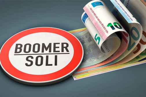 Boomer-Soli Sich aufrollende Euro-Scheine und ein Verkehrsschild, auf dem "Boomer-Soli" steht.