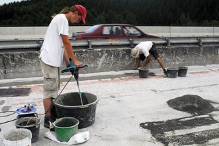 Bauarbeiter bei Sanierungsarbeiten der Fahrbahnbeläge auf der Siegtalbrücke in Siegen.