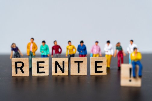 Rente für alle Buchstabenwürfel bilden das Wort Rente. Dahinter stehen kleine Figürchen, die sich teils auf die Würfel stützen, teils auch darauf sitzen.